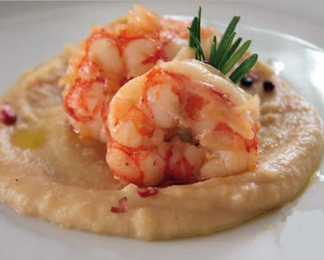 Gamberi su crema di ceci